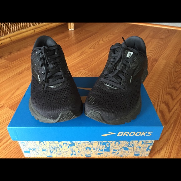 solid black brooks
